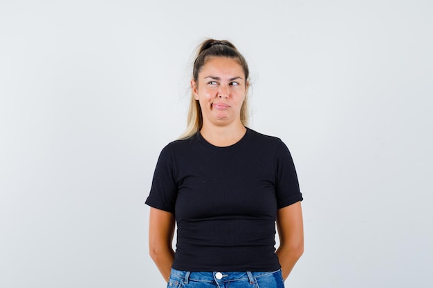 Expressief jong meisje poseren in de studio