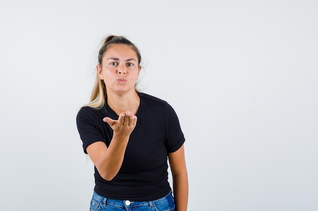 Expressief jong meisje poseren in de studio