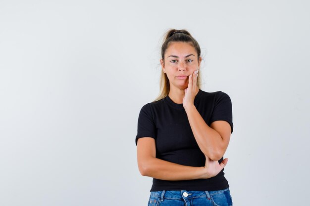 Expressief jong meisje poseren in de studio