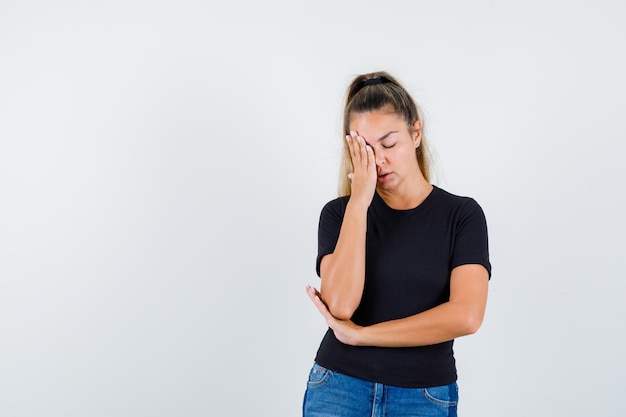 Expressief jong meisje poseren in de studio