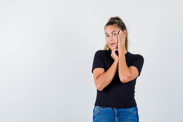 Expressief jong meisje poseren in de studio