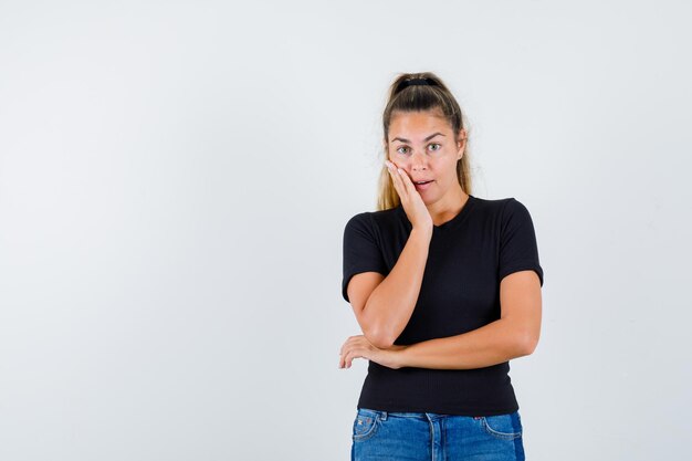 Expressief jong meisje poseren in de studio