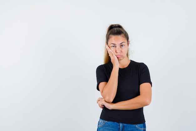 Expressief jong meisje poseren in de studio