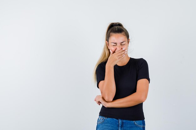 Expressief jong meisje poseren in de studio