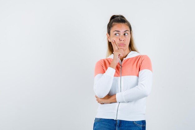 Expressief jong meisje poseren in de studio