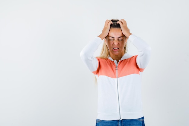 Gratis foto expressief jong meisje poseren in de studio