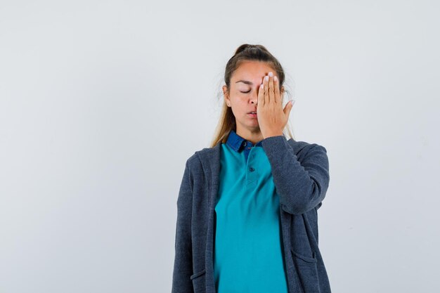 Expressief jong meisje poseren in de studio