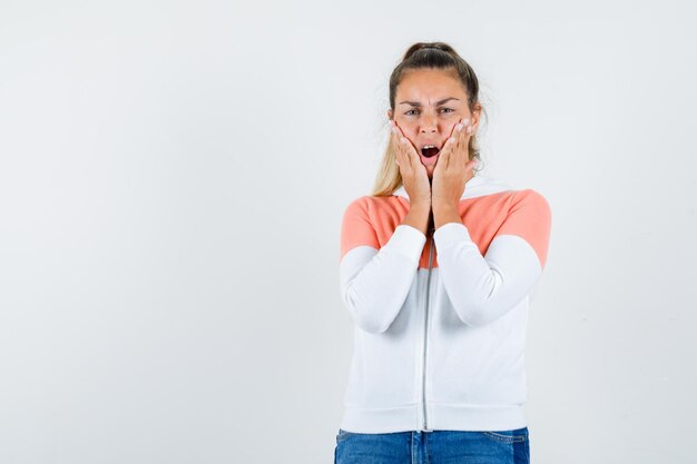 Expressief jong meisje poseren in de studio