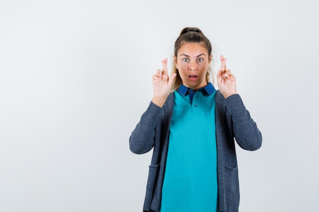 Gratis foto expressief jong meisje poseren in de studio