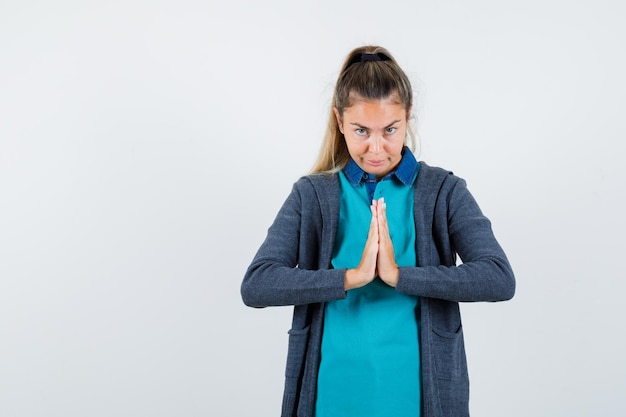 Gratis foto expressief jong meisje poseren in de studio