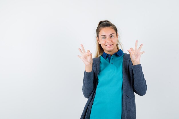 Expressief jong meisje poseren in de studio