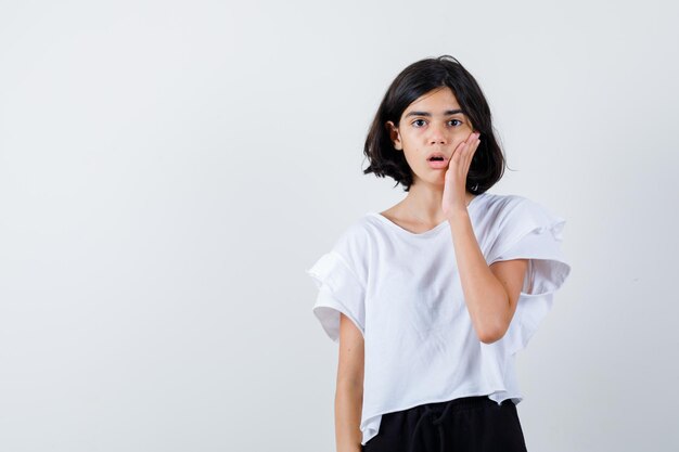 Expressief jong meisje poseren in de studio