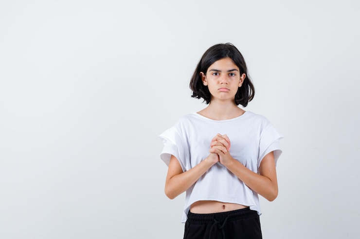 Gratis Foto expressief jong meisje poseren in de studio