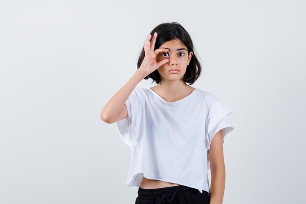 Expressief jong meisje poseren in de studio