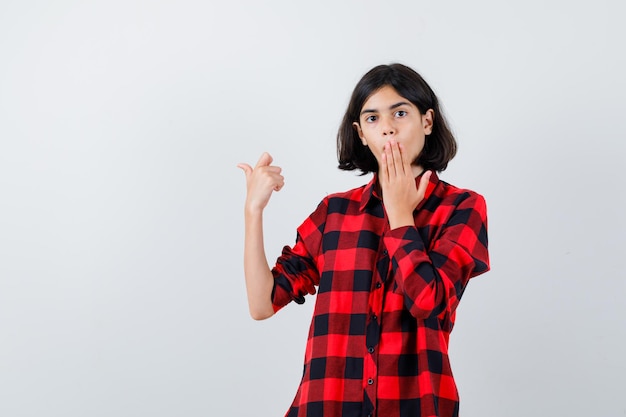 Gratis foto expressief jong meisje poseren in de studio