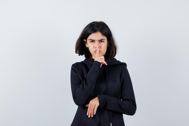 Expressief jong meisje poseren in de studio