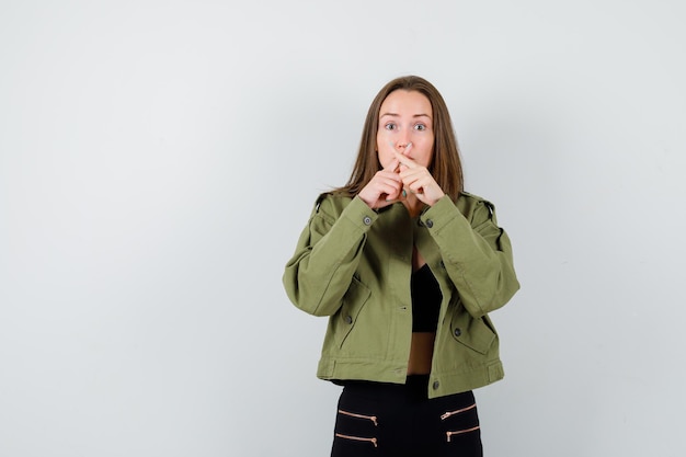 Expressief jong meisje poseren in de studio