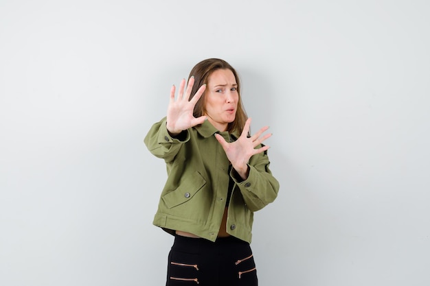 Expressief jong meisje poseren in de studio