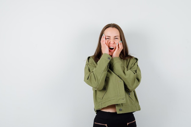 Expressief jong meisje poseren in de studio