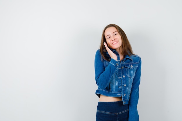 Expressief jong meisje poseren in de studio