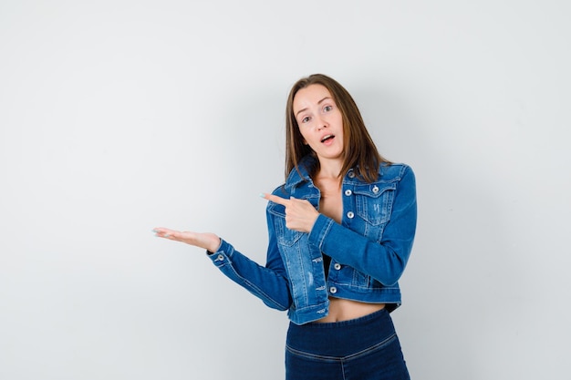 Expressief jong meisje poseren in de studio