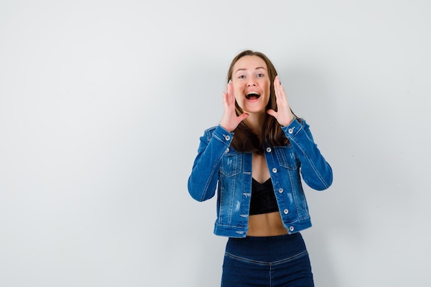 Expressief jong meisje poseren in de studio