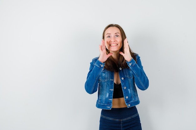 Expressief jong meisje poseren in de studio