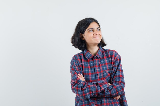 Expressief jong meisje poseren in de studio