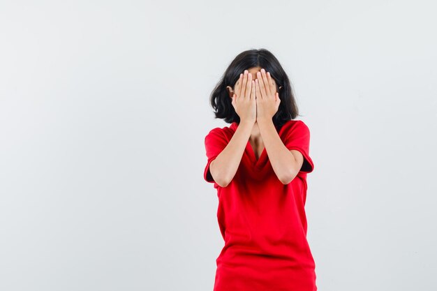 Expressief jong meisje poseren in de studio