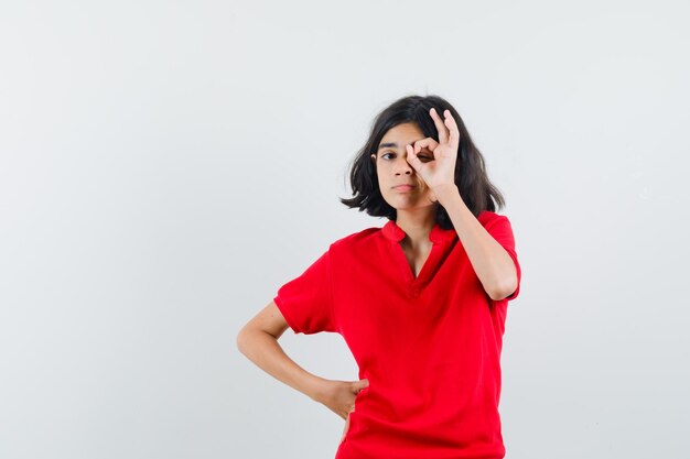 Expressief jong meisje poseren in de studio