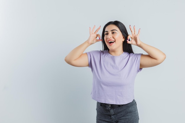 Expressief jong meisje poseren in de studio