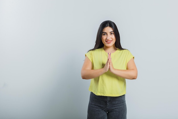 Gratis foto expressief jong meisje poseren in de studio