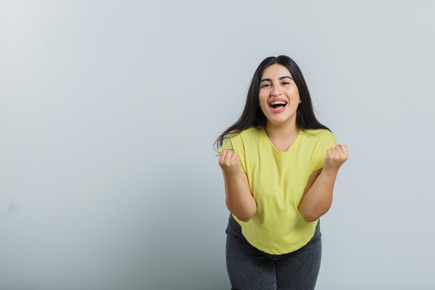 Expressief jong meisje poseren in de studio