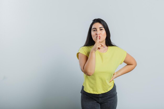 Expressief jong meisje poseren in de studio