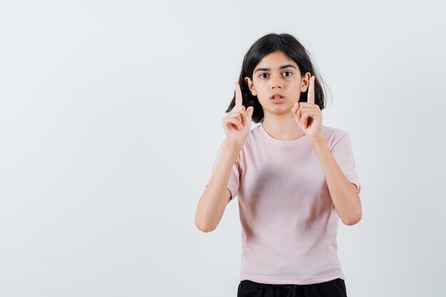 Expressief jong meisje poseren