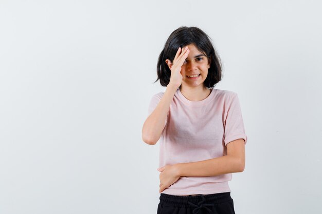 Expressief jong meisje poseren