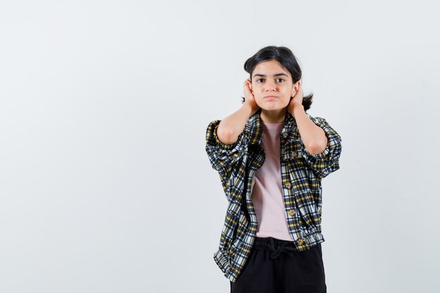 Expressief jong meisje poseren