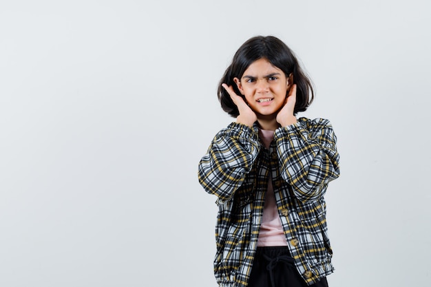 Gratis foto expressief jong meisje poseren