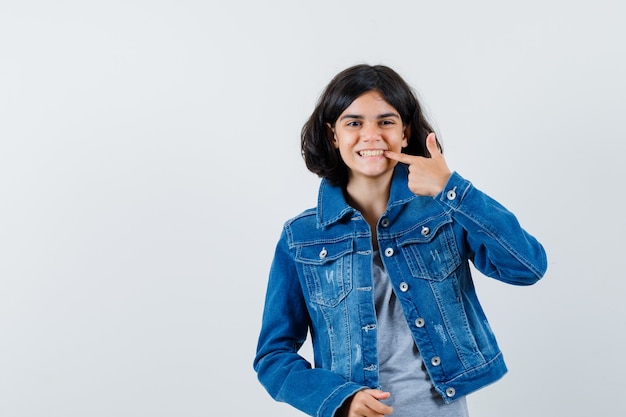 Expressief jong meisje poseren