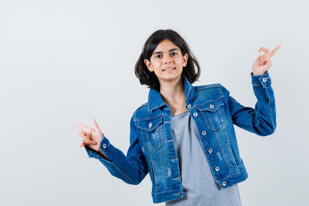 Expressief jong meisje poseren