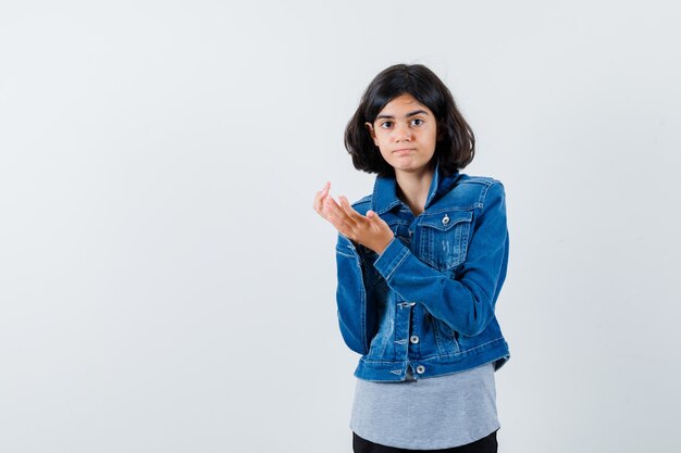 Expressief jong meisje poseren