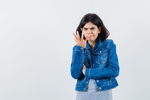 Expressief jong meisje poseren