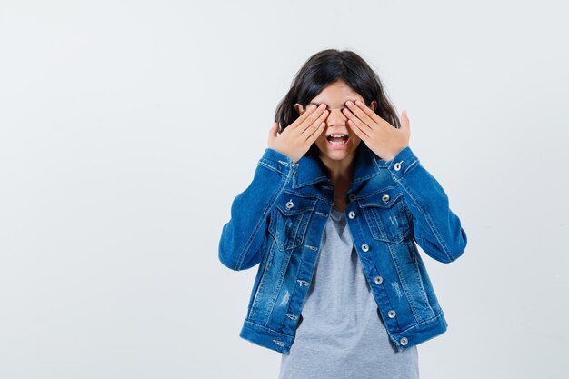 Expressief jong meisje poseren