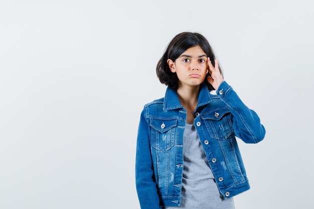 Expressief jong meisje poseren