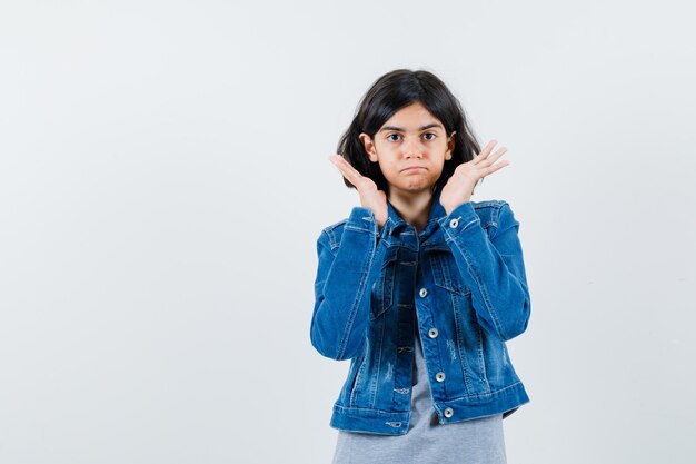 Expressief jong meisje poseren