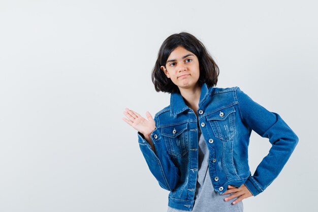 Expressief jong meisje poseren