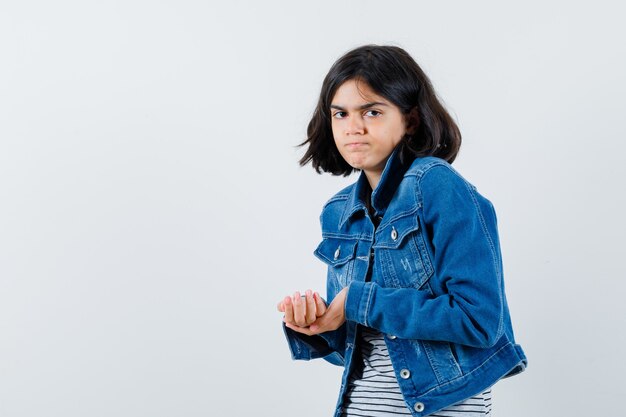 Expressief jong meisje poseren