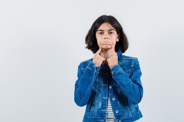 Expressief jong meisje poseren