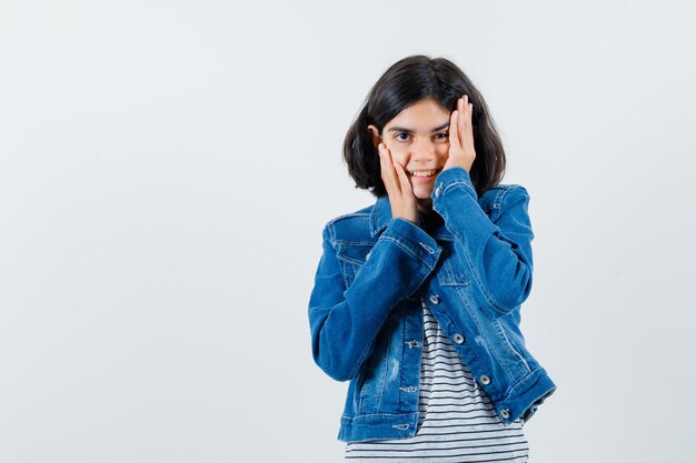 Expressief jong meisje poseren