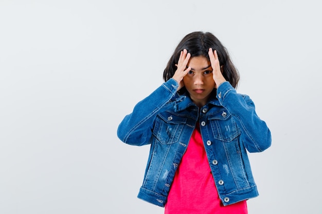 Gratis foto expressief jong meisje poseren